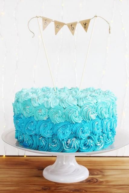  O bolo de chantilly forma um degradê azul