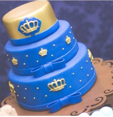 O dourado combina com a porposta de um bolo de príncipe