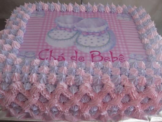 O bolo foi decorado num mix de chantilly rosa e lilás