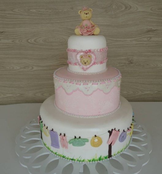 Cada andar do bolo foi decorado em um estilo